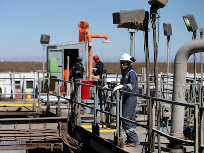 Varios operarios de una plataforma de extracción de crudo situada en el yacimiento argentino de Vaca Muerta, el año pasado.