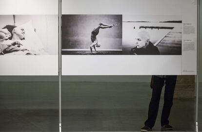 El lugar es el antiguo depósito de aguas de la ciudad. “Sus grandes arcadas lo convierten en una sala impresionante”, relata Valderrama. Aunque la colección del premio de fotoperiodismo más importante del mundo no siempre estuvo ahí. “Empezó en la Sala Fundación Caja Vital, y luego pasó por el depósito de aguas, en una sala ya desaparecida que se llamaba Sala Espacio Ciudad, en el Palacio Escoriaza-Esquivel y finalmente aquí”.