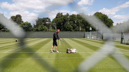 Un hombre corta la hierba en un campo de tenis de Weybridge (Reino Unido), el 12 de mayo.
