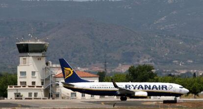 Un avi&oacute;n de la compa&ntilde;&iacute;a irlandesa Ryanair. EFE/Archivo