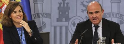 La vicepresidenta del Gobierno español Soraya Sáenz de Santamaría y el ministro de Economía y Competitividad, Luis de Guindos, durante la rueda de prensa posterior a la reunión del Consejo de Ministros