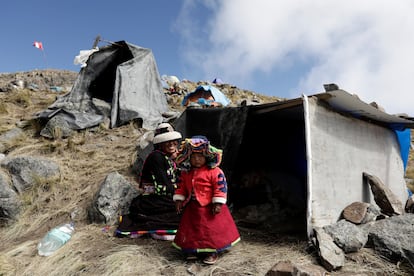 Una mujer de la comunidad indígena de Huancuire, en Apurímac (Perú), y su hija acampaban el lunes cerca de una mina de cobre como parte de una protesta para exigir que las tierras que llaman ancestrales sean devueltas a las comunidades.