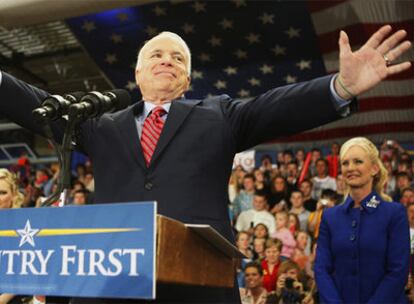 El candidato republicano, John McCain, saluda a sus partidarios al comienzo de un mitin celebrado ayer en Hanoverton (Ohio).