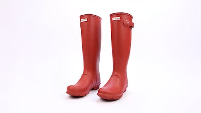 Botas de agua para mujer sobre fondo blanco.