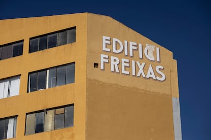 Vista de l'exterior del edifici Freixas, que es troba a l'Hospitalet de Llobregat.

