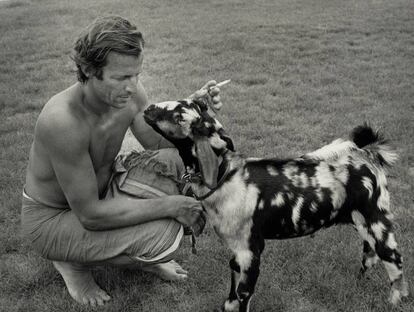 La dualidad de Peter Beard era parte de su encanto. El fotógrafo era ese hombre que, según contaba, había estado a punto de morir aplastado por un elefante y también el dandi elegante, distinguido, bronceado y siempre sonriente.