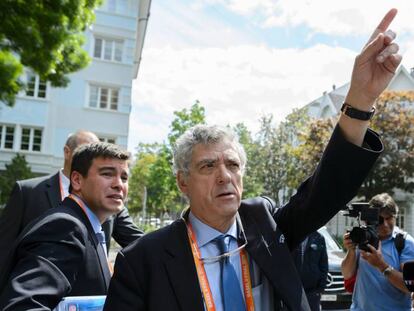 Villar, a la salida de un comit&eacute; ejecutivo de UEFA en Basilea.
