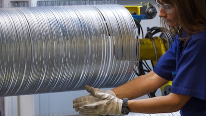 Una trabajadora en la planta de Michelin en Vannes, Francia. Imagen compartida por la empresa.