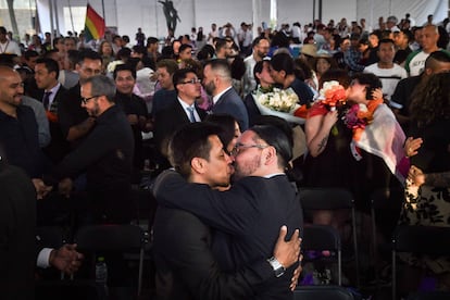 Parejas de la comunidad LGBT+ celebran su boda colectiva en el Registro Civil Arcos de Belén, en Ciudad de México. 