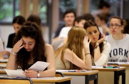 Aspirantes a universitarios en la prueba de Selectividad, en Valencia. 