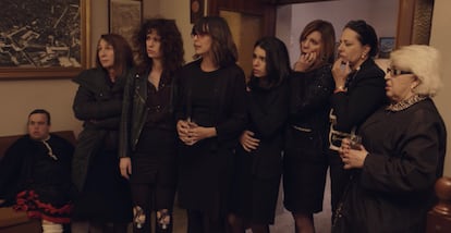 LA CASA DE BERNARDA ALBA. Las mujeres en la vida de Paquita también viven un encierro durante un luto que dura más de lo que ellas desearían. Como en La casa de Bernarda Alba, el capítulo quinto de la tercera temporada también toca temas que ya vimos reflejados en la obra de Lorca y en sus adaptaciones cinematográficas: la muerte y el luto, la España de las apariencias, los secretos de familia que salen a la luz o las envidias representadas por la prensa del exterior.