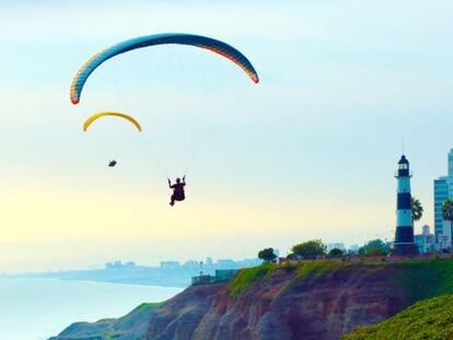 Un parapentista sobrevolando los acantilados de Lima (Per&uacute;).
 
 