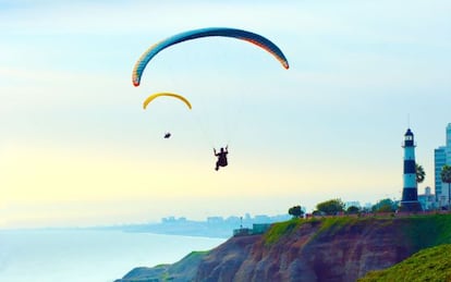 Un parapentista sobrevolando los acantilados de Lima (Perú).