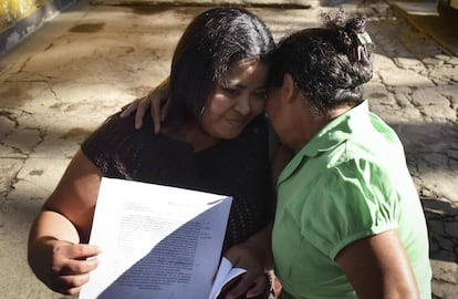 Maira Verónica Figueroa (izquierda) y su madre se abrazan este martes.