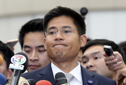 Preechapol Pongpanich, líder de Thai Raksa Chart, tras la orden judicial emitida este jueves que disuelve su partido.