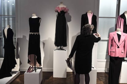 Creaciones de Yves Saint Laurent para Catherine Deneuve, en la subasta organizada por la actriz.