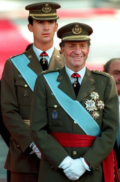 12 de octubre de 1995. Don Juan Carlos sonríe junto a su hijo en el Día de la Hispanidad celebrado en Madrid.