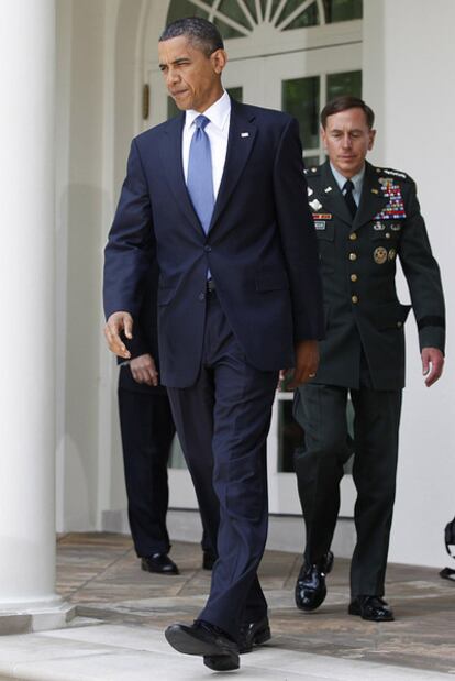 Obama, seguido del general Petraeus, ayer en la Casa Blanca.