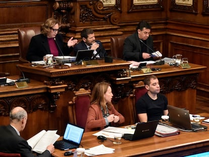 La alcaldesa de Barcelona, Ada Colau, interviene durante una sesión plenaria en el Ayuntamiento de Barcelona.