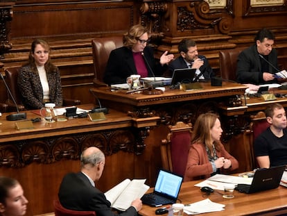 La alcaldesa de Barcelona, Ada Colau, interviene durante una sesión plenaria en el Ayuntamiento de Barcelona.