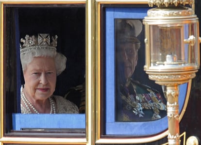 La reina Isabel II y su márido, el príncipe Felipe, se dirigen al parlamento para la sesión inaugural del Parlamento.