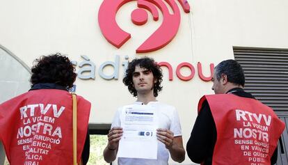 Josep Rodríguez, trabajador de Ràdio 9, muestra el correo en el que se le comunica su despido.