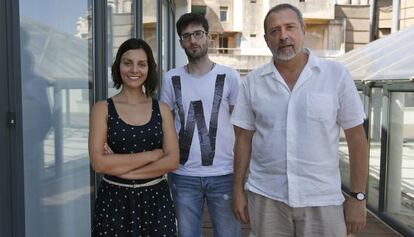 Sandra M&iacute;nguez, Pau Belda y Miquel Garcia, de Podemos, en el Centre Octubre. 