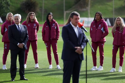 Víctor Francos, en Las Rozas, con Jenni Hermoso al fondo.