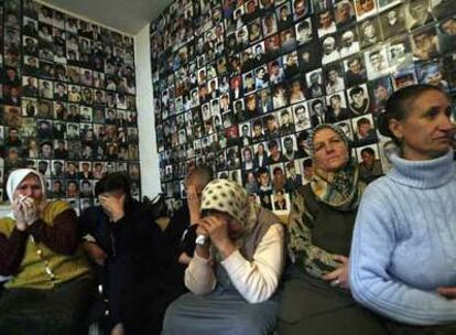 Mujeres familiares de víctimas de Srebrenica reaccionan a la sentencia del Tribunal de la ONU ayer en la ciudad bosnia de Tuzla.