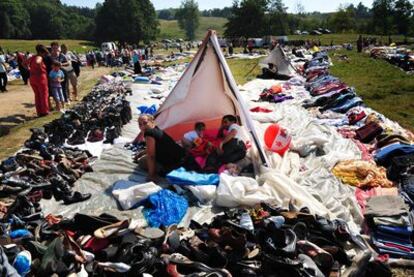 Una familia de rumanos gitanos vende zapatos durante una festividad en Costesti, a 240 kilómetros de Bucarest.