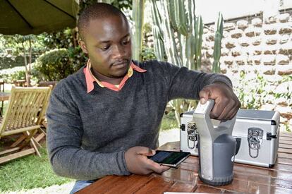 Austin Ochieng muestra la tecnología Soil Testing compuesta por un láser que analiza el terreno y envía una respuesta inmediata al teléfono de los campesinos a través de una app.