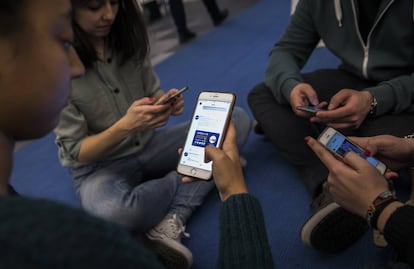 Escolares con sus teléfonos móviles.