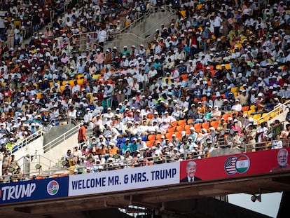 A plateia assisrte ao discurso de Trump no estádio em Ahmedabad.