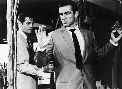Jack Lord apunta a Sean Connery con una pistola en 'James Bond y el Dr. No'