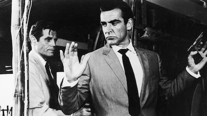 Jack Lord apunta a Sean Connery con una pistola en 'James Bond y el Dr. No'.