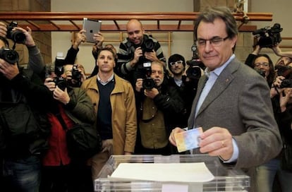 El presidente catalán y candidato de CiU a la reelección, Artur Mas, ejerce su derecho al voto en las elecciones autonómicas en la Escuela Infant Jesús de Barcelona.