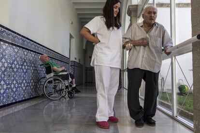  Francisco Rodríguez Cáceres camina por los pasillos del edificio principal. Lleva 58 años ingresado en Fontilles. Llegó con sólo 25 años y hoy tiene 83 lo que le convierte en el enfermo más veterano. Recuerda que no le podía decir a nadie que tenía la lepra, salía con una chica y se iban a casar pero cuando se enteró de que estaba enfermo prefirió decirle que ya no la quería y se marchó a Fontilles para siempre.