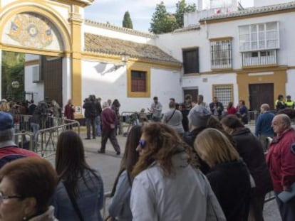 Periodistes i curiosos, davant el palau de Dueñas a Sevilla.