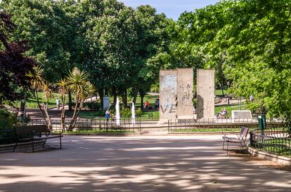 Fragmentos del muro de Berlín en el parque madrileño dedicado a la ciudad alemana.