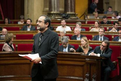 Baños pasa al lado de Mas en el Parlament.