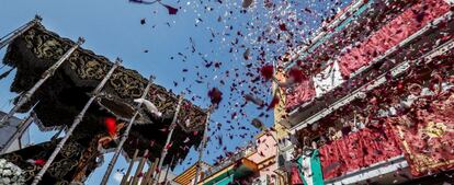 El paso de Nuestra Señora de los Dolores de la Hermandad del Cerro del Águila es recibido con cientos de pétalos de rosas a su salida de la parroquia de Nuestra Señora de los Dolores en Sevilla, el 16 de abril de 2019.