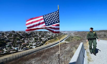 Una agente en la frontera entre Estados Unidos y México en la zona de California