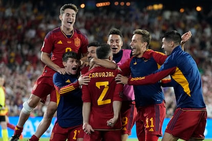 Los jugadores de España celebran el triunfo ante Croacia en la final de la Liga de las Naciones este domingo en Róterdam.