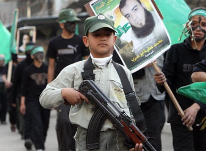 Un grupo de niños marcha durante una manifestación de apoyo a Hamás ayer en Gaza.