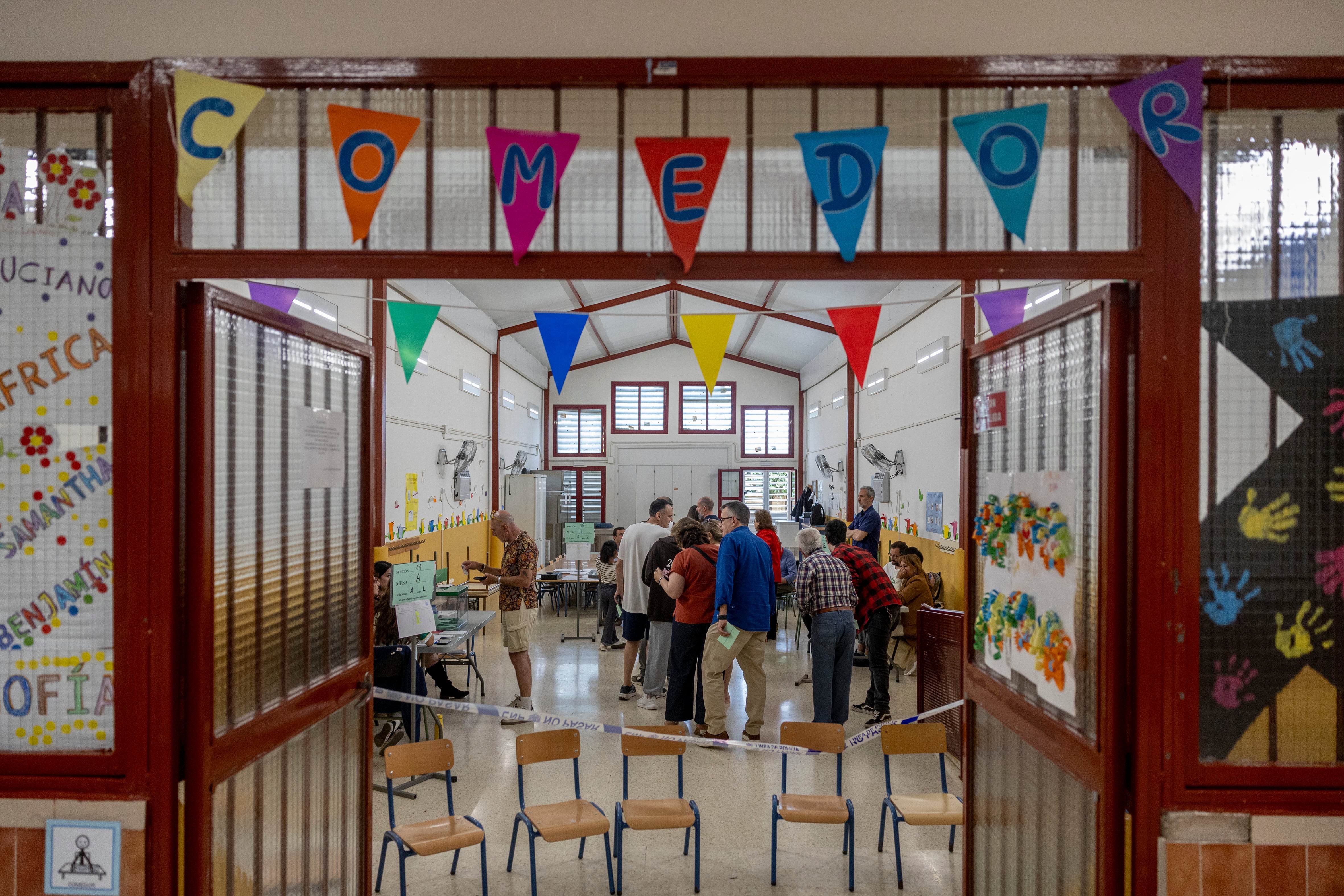 Ánimo electoral en el Colegio de Educación Infantil Argote de Molina, el pasado domingo en Sevilla.