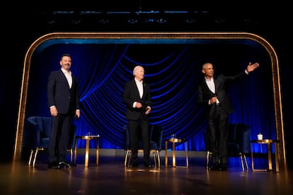 Jimmy Kimmel, junto al presidente Joe Biden y al expresidente Barack Obama en el teatro Peacock de Los Ángeles durante una gran recaudación de fondos para los demócratas, el sábado 15 de junio de 2024.