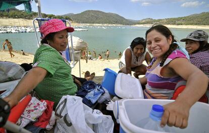Unas mujeres pasando el día en una playa del pantano de San Juan.