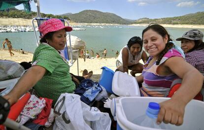 Unas mujeres pasando el d&iacute;a en una playa del pantano de San Juan.