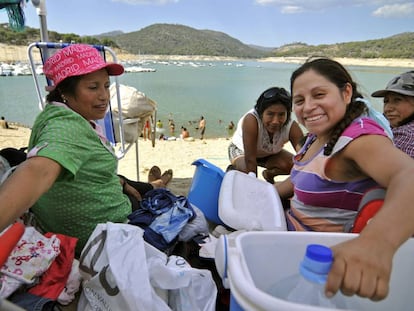 Unas mujeres pasando el d&iacute;a en una playa del pantano de San Juan.