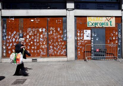 Una mujer pasa cerca del 'banco expropiado'.